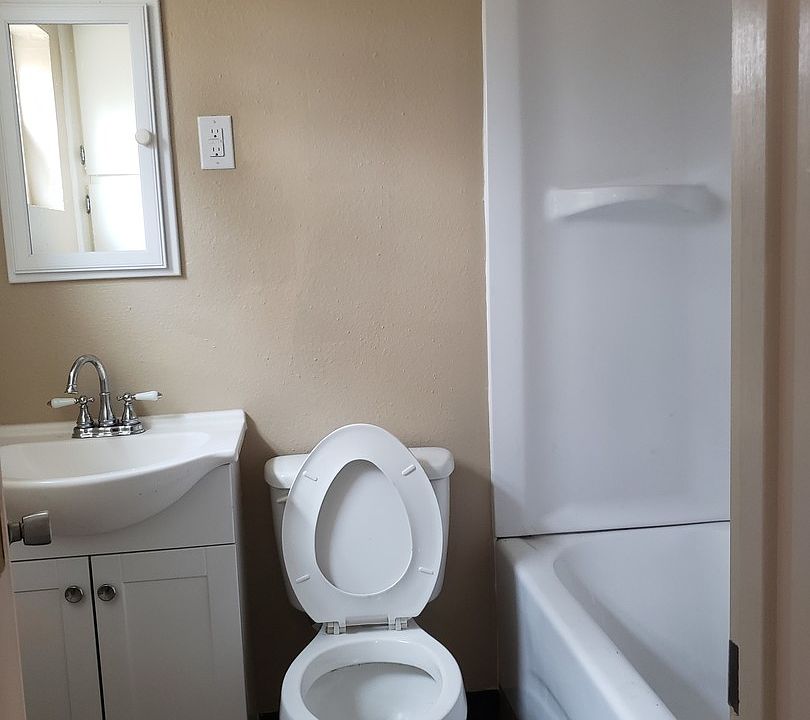 1st image of 519 Oak St APT 16