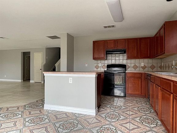 5th image of 627 Cozumel St