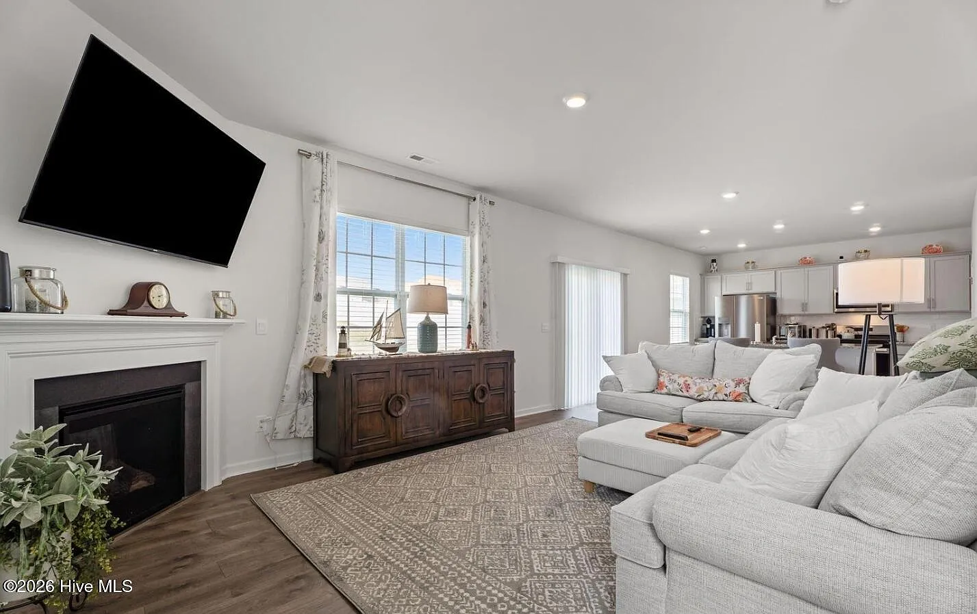 3 bed, 2.5 bath, 2175 sqft, $2,350 — Photo 3