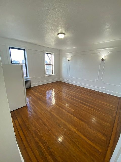 2nd image of 3216 Crescent St #5C