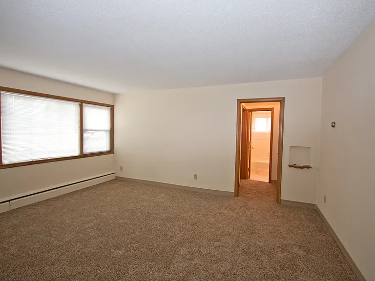 1600 Ford Pkwy — Photo 12