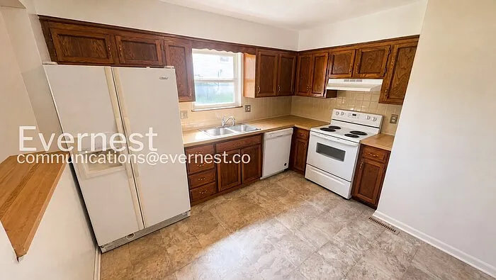 3 bed, 2.5 bath, 1600 sqft, $1,645 — Photo 3