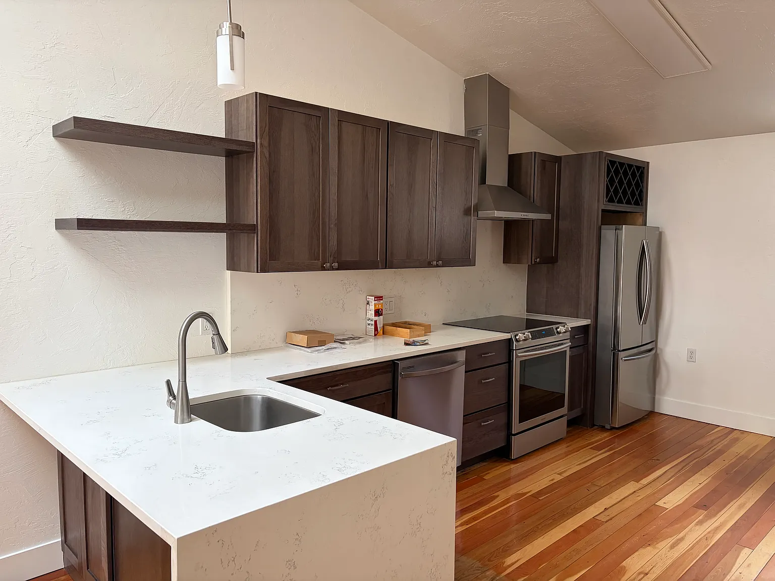 2 bed, 925 sqft, $2,400 — Photo 2