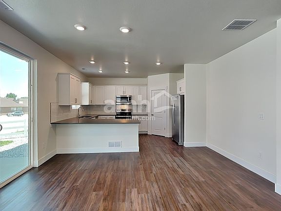 5th image of 804 S Oak St