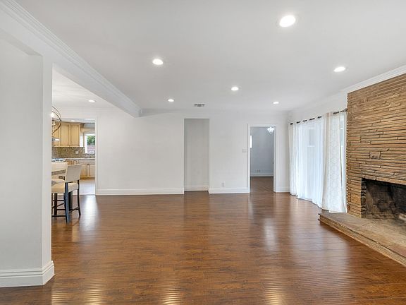 4th image of 10901 Whitegate Ave
