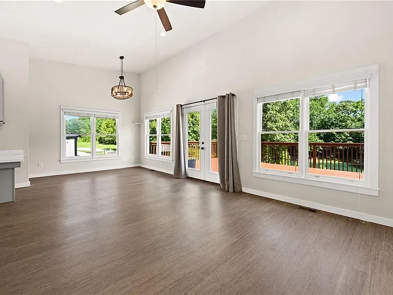 221 Columbus Dr — Photo 22