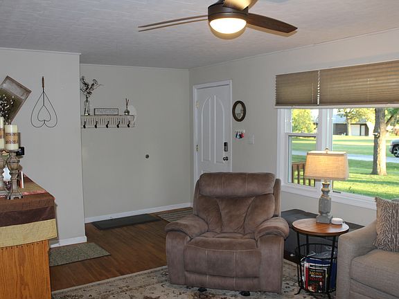 4th image of 211 E Cloke St