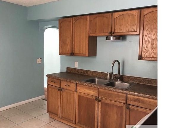 5th image of 1609 E Linden Ave