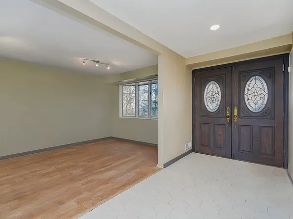 333 Mayfair Drive North image 8 of 34