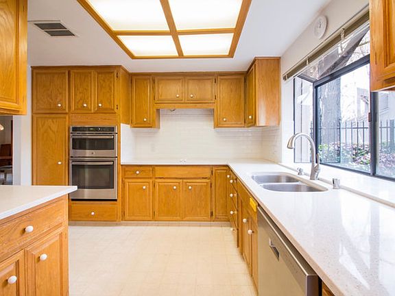 3rd image of 1809 Edgebrook Dr Unit C