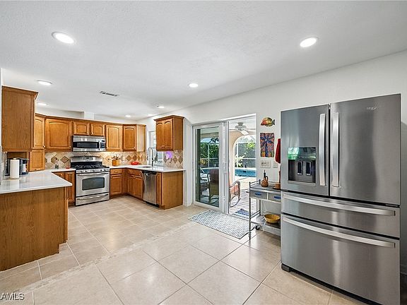 4th image of 422 SW 44th Ter