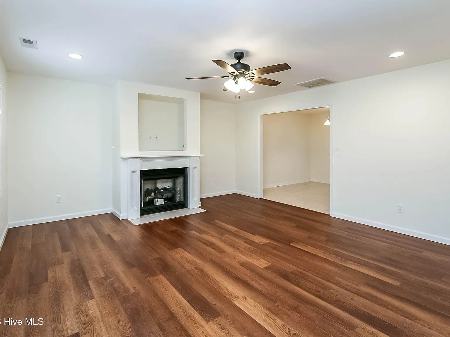 3 bed, 2.5 bath, 1758 sqft, $2,300 — Photo 4