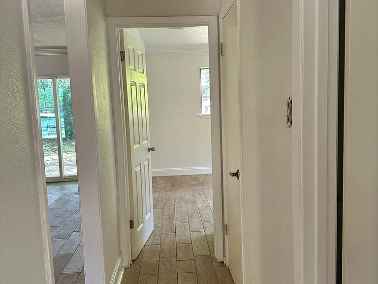 910 Green Park St — Photo 5