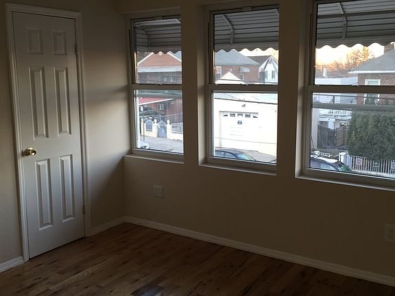 3rd image of 950 E 231 Street