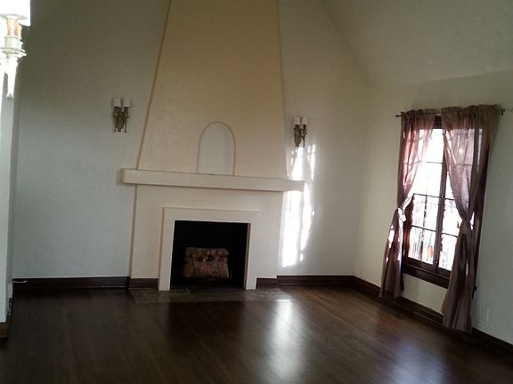 3rd image of 748 N Kilkea Dr