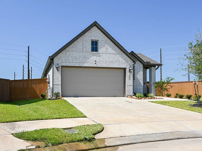 3057 Pensacola Dr — Photo 1