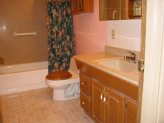 5th image of 427 NE Conifer Dr
