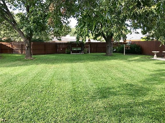 4th image of 2550 Woodlake Dr