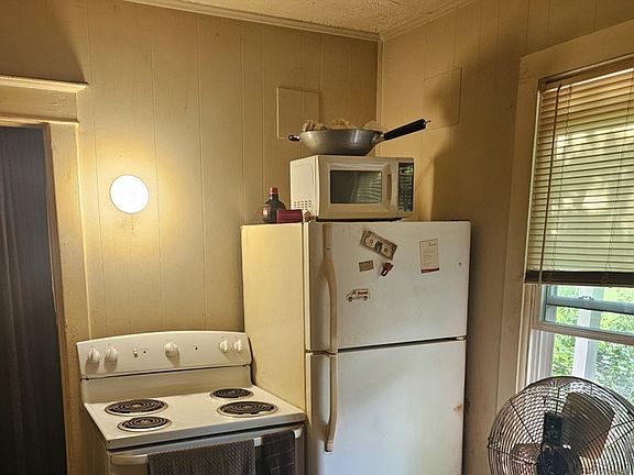 3rd image of 627 E Calhoun St