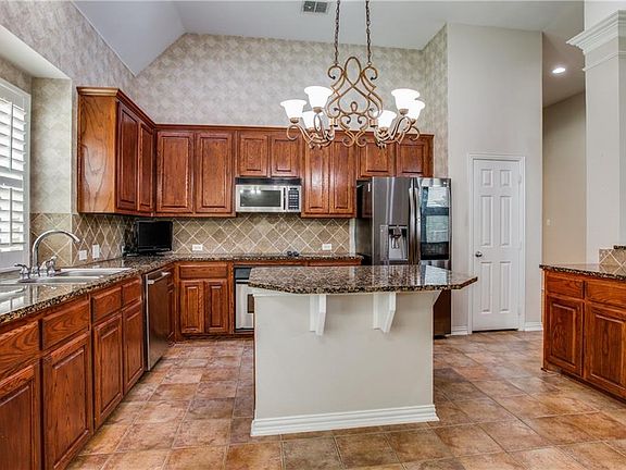 3rd image of 824 Oxford Ct