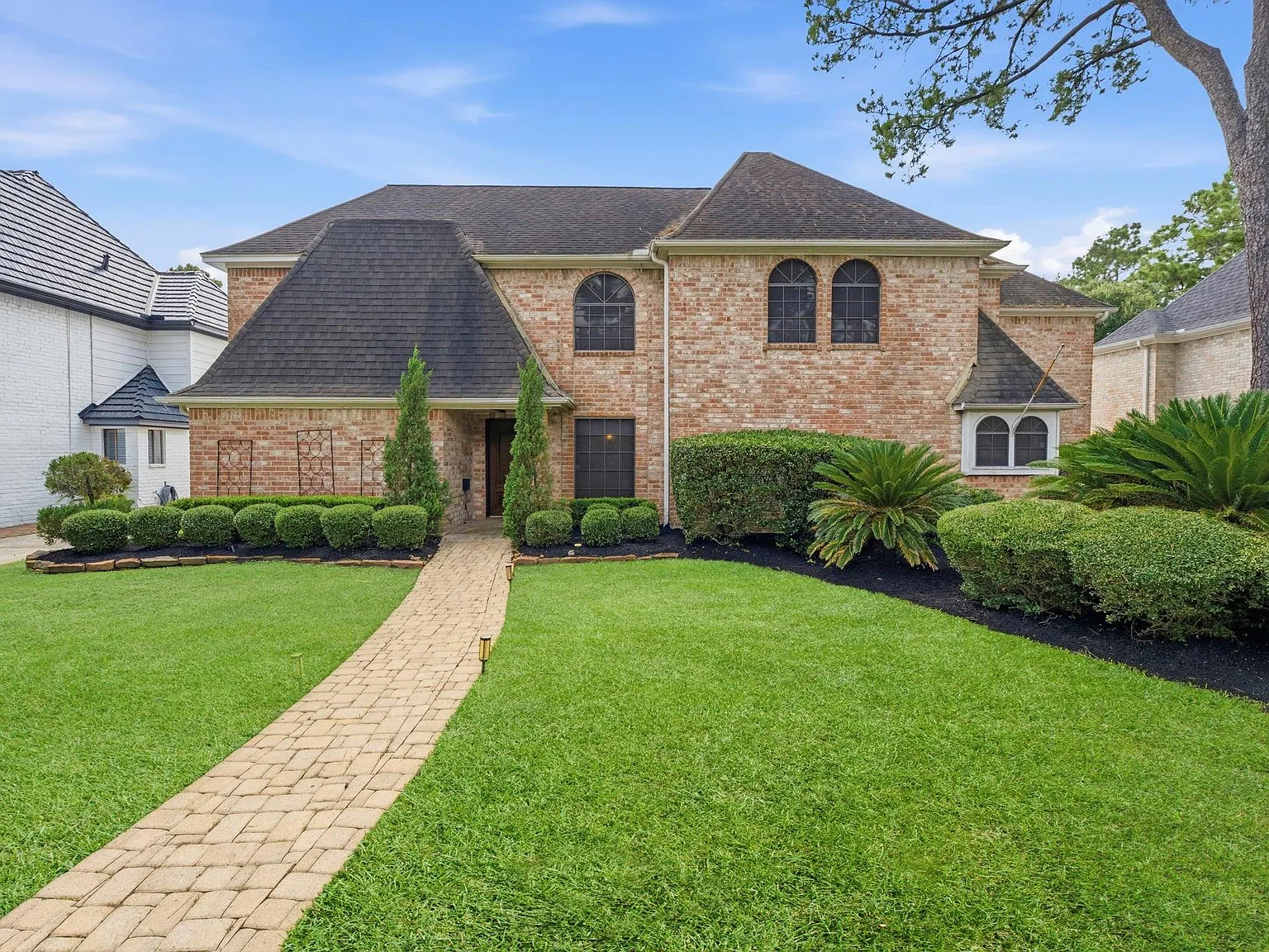 5 bed, 3.5 bath, 3820 sqft, $3,400 — Photo 2
