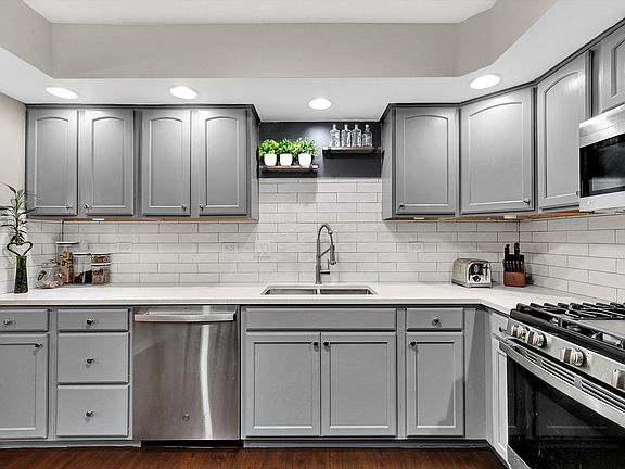 4th image of 4145 W 93rd Pl APT 1E