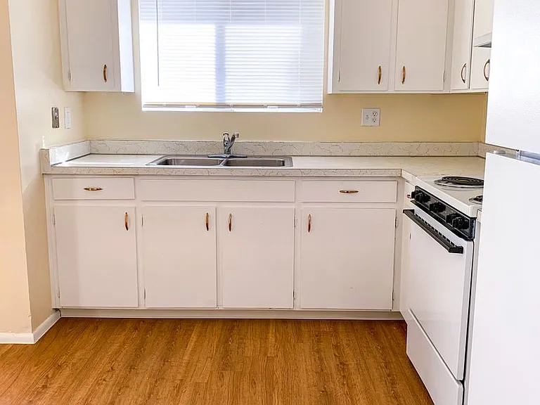 536 Madeira Dr SE — Photo 3