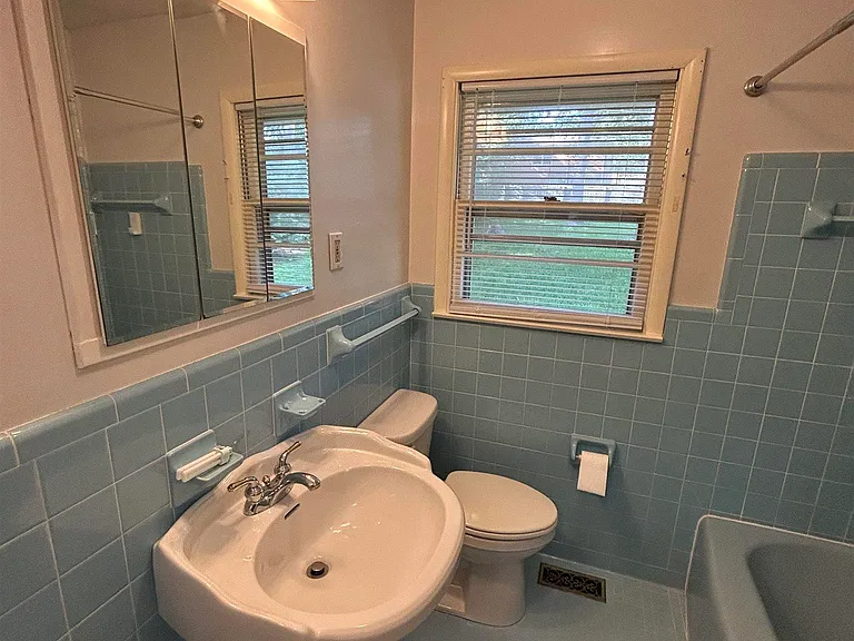 1607 Chapman Ave NE — Photo 18