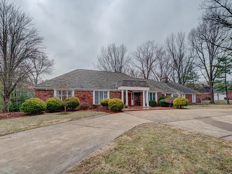 10490 Frontenac Woods Ln — Photo 3