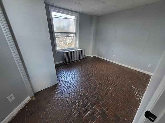 3rd image of 270 Montclair Ave #2L