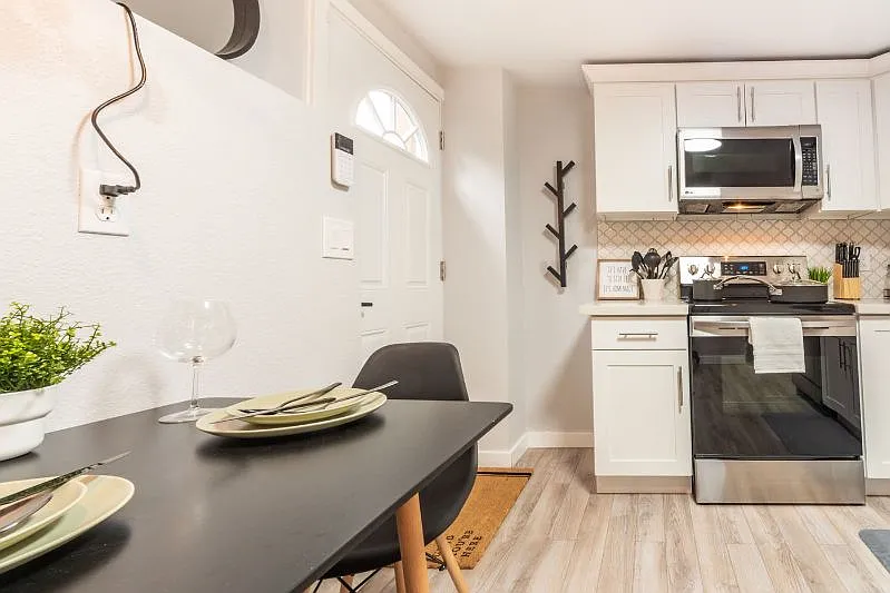 2 bed, 1000 sqft, $2,300 — Photo 4