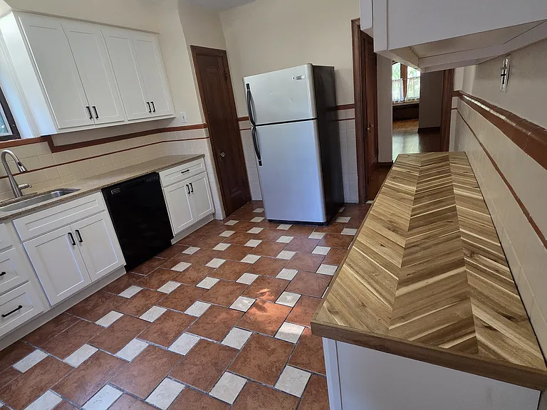 5601 Walsh St — Photo 9