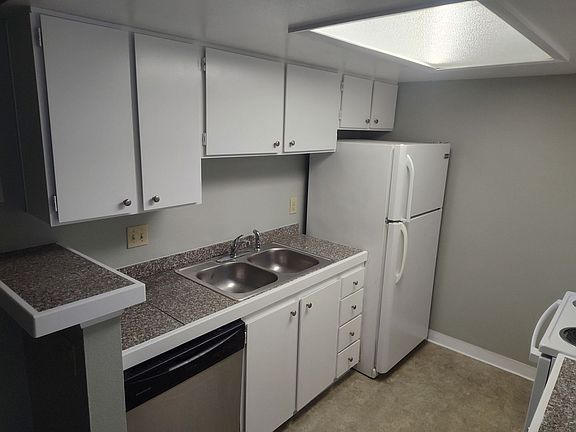 5th image of 3414 S Eagle St Unit 102