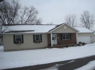 208 W Young Dr, Fairfield, IL 62837
