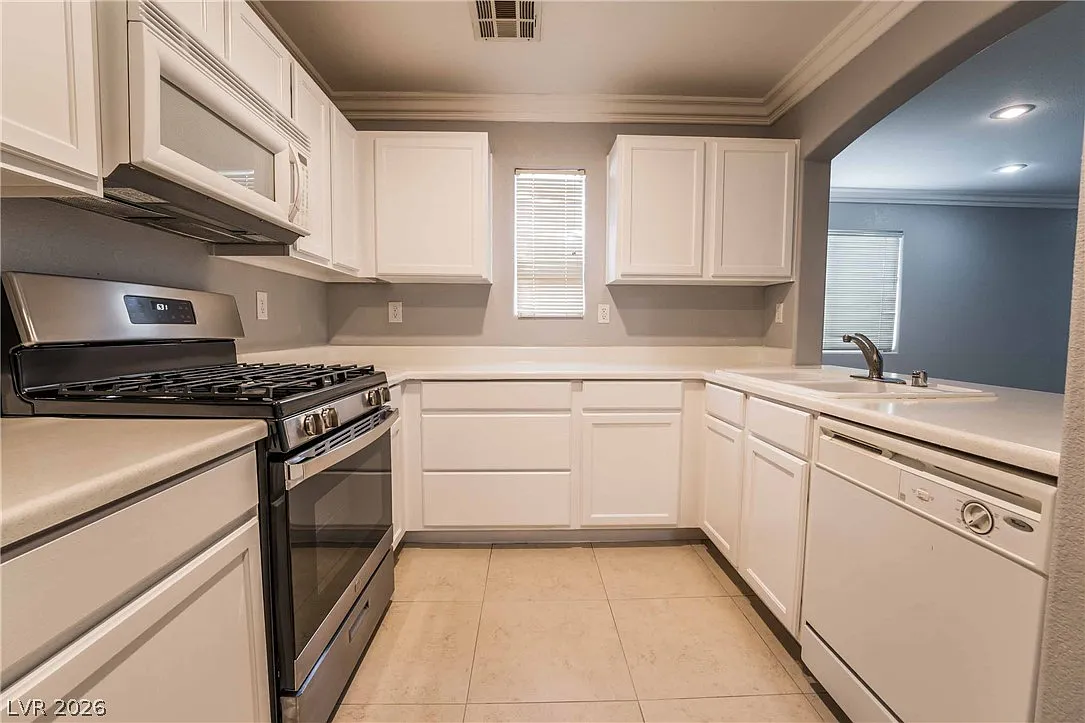 3 bed, 2.5 bath, 1333 sqft, $1,800 — Photo 4