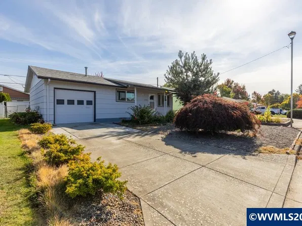 1456 Country Club Cir, Woodburn, OR 97071