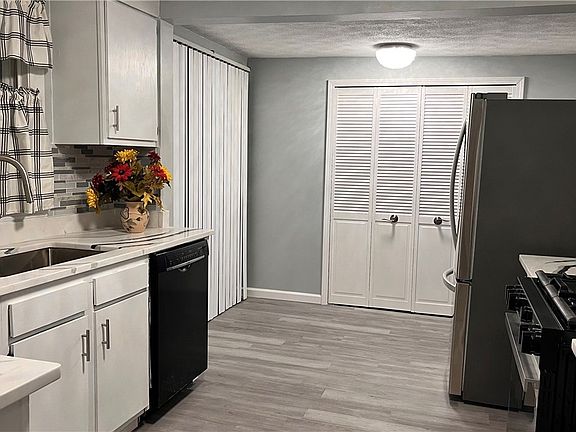 3rd image of 2752 Copley Rd