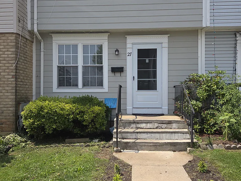 27 N Pendleton Ct — Photo 1