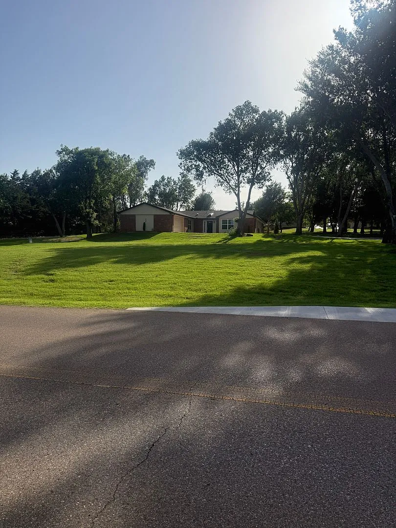 Beautiful Home on 1.25 Acres in Edmond for Lease — Photo 2