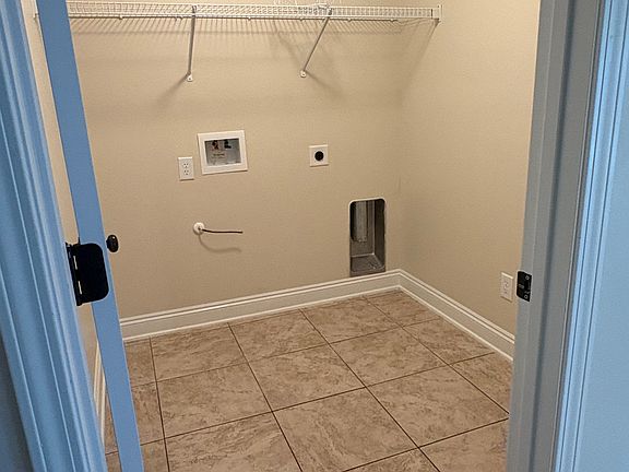 2nd image of 986 Tudor Ln