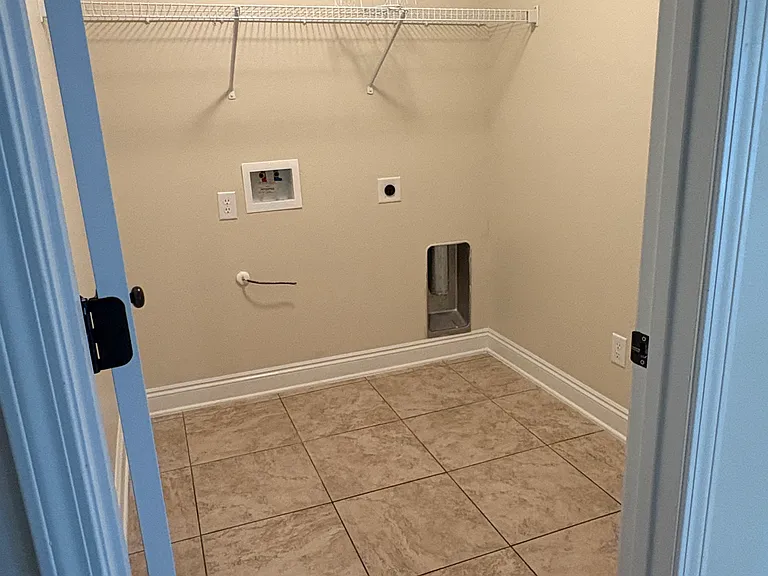 986 Tudor Ln — Photo 2