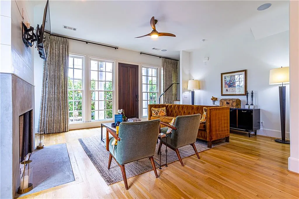 3 bed, 2.5 bath, 2350 sqft, $5,000 — Photo 2