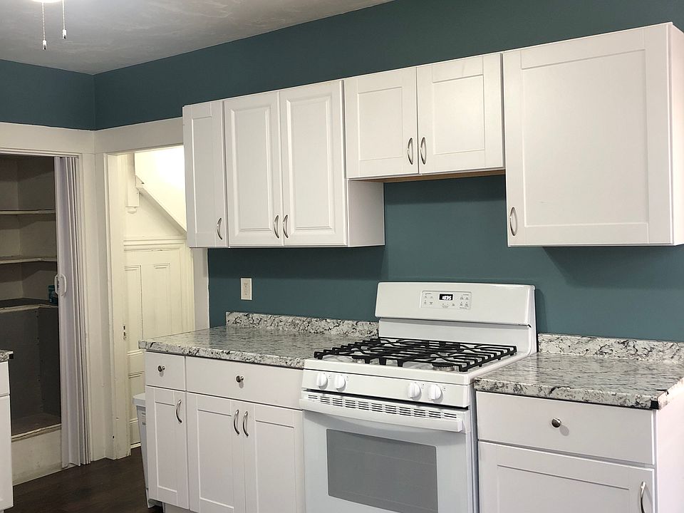 Large WIC on left of kitchen coutertop