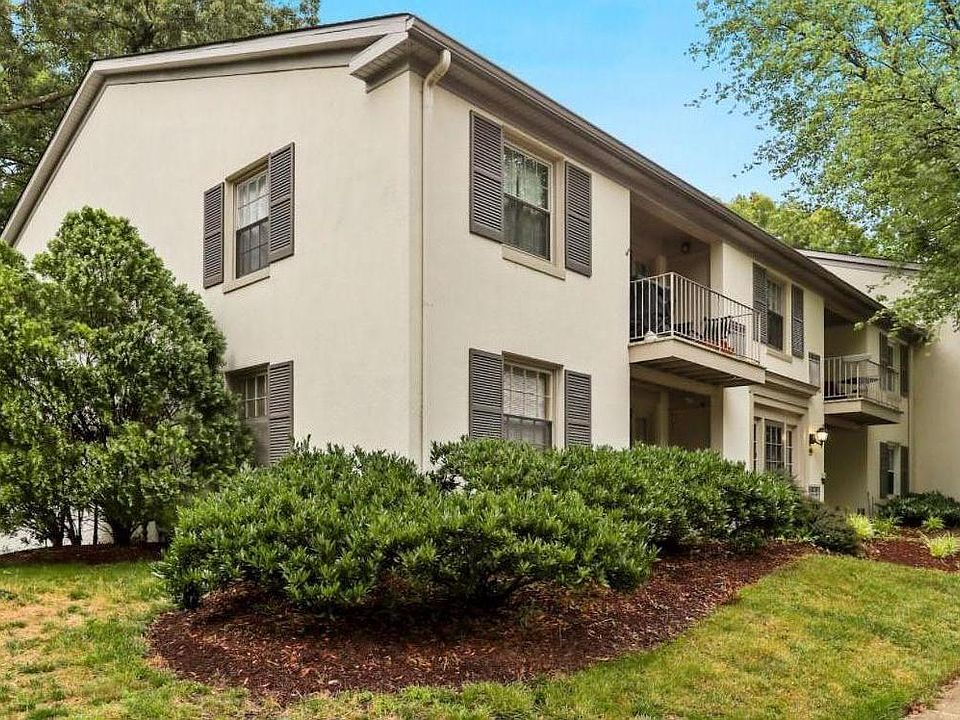 Rear facing unit on the ground floor. No stairs! Great light, parking right in front of unit.