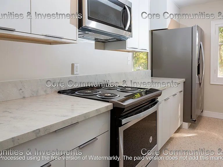 Pollyanna Apartments — Photo 31