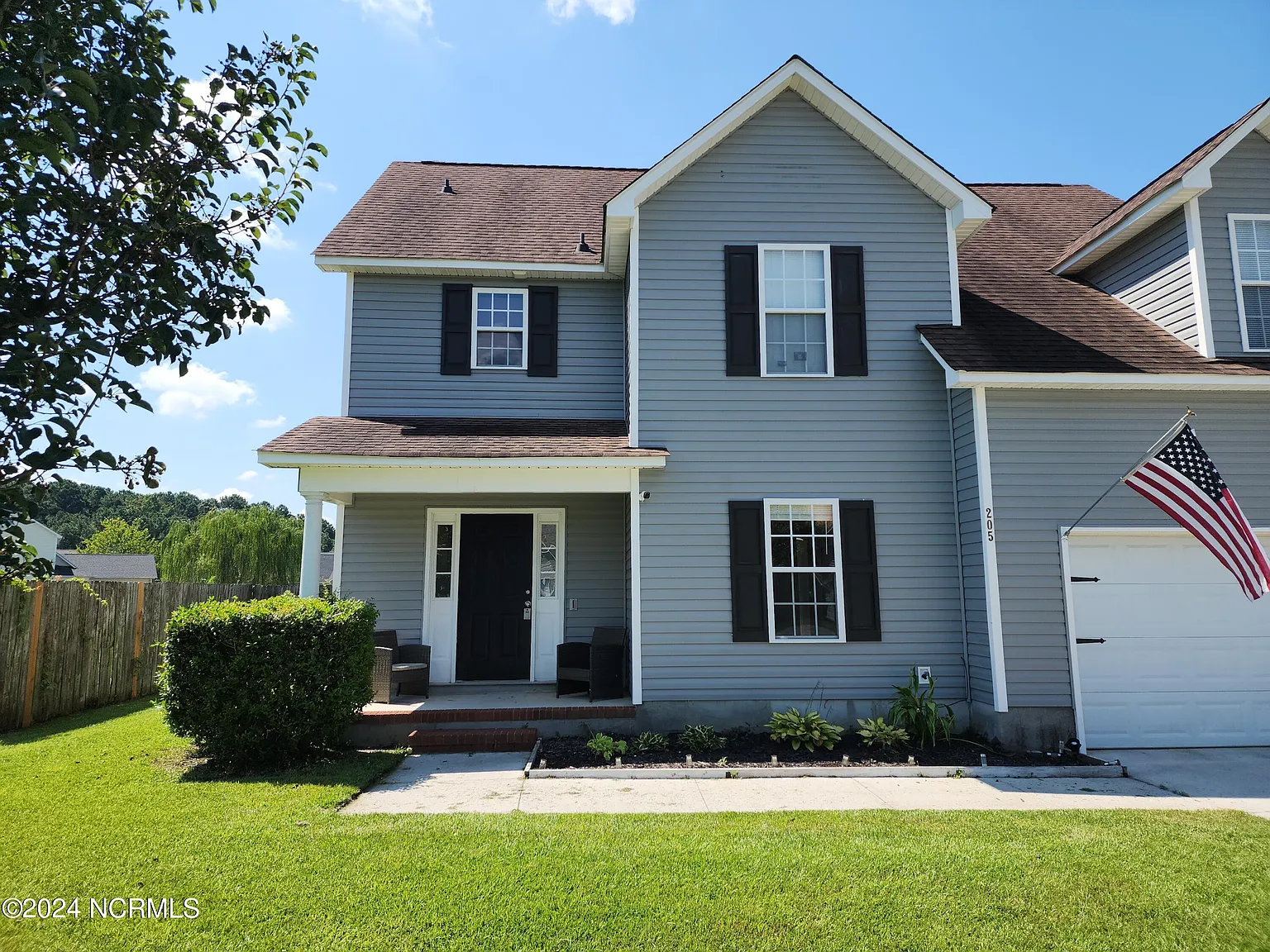4 bed, 2.5 bath, 1918 sqft, $2,050 — Photo 3