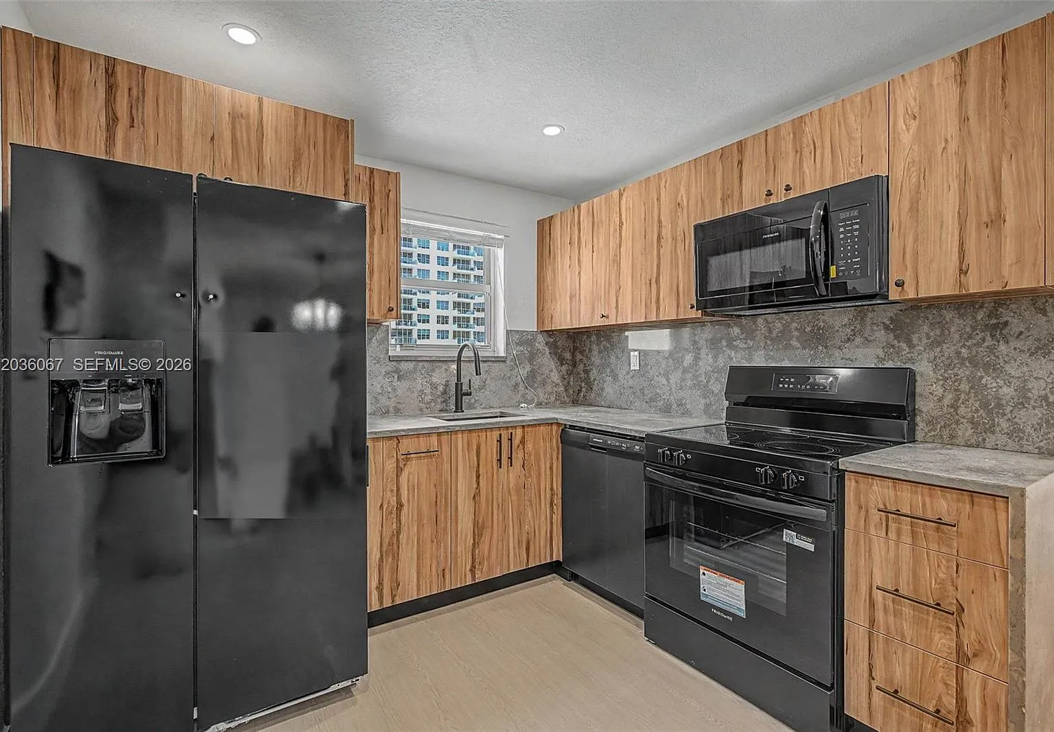 Oceanside Plaza Condo — Photo 2