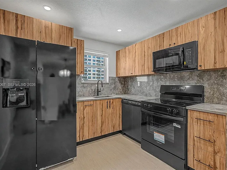 5555 Collins Ave #7B — Photo 2