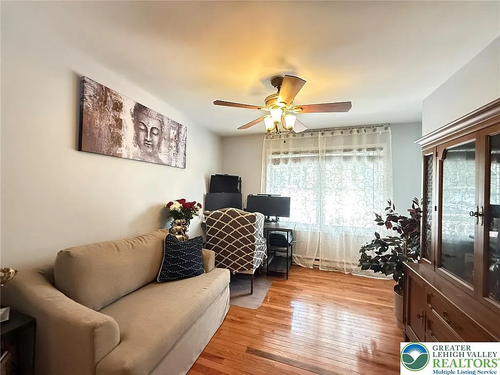 3 bed, 1.5 bath, 1728 sqft, $2,100 — Photo 4
