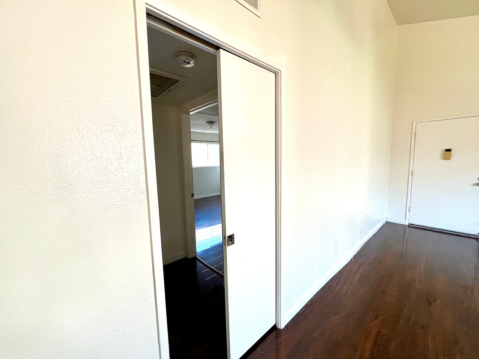 2 bed, 985 sqft, $2,400 — Photo 3